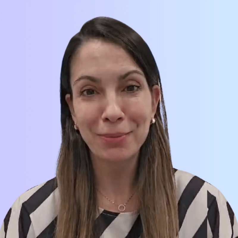 Foto de Tannya Casariego Ríos, de Amazon FBA, dando su testimonio sobre Defentux.